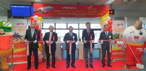 C&aacute;c l&atilde;nh đạo cắt băng khai trương mừng đường bay H&agrave; Nội - Tokyo
