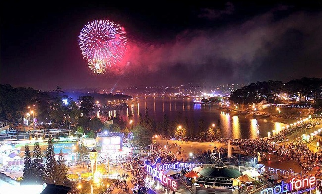 Bắn pháo hoa tại Festival Hoa Đà Lạt