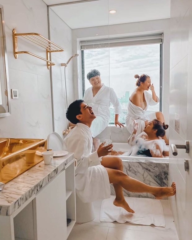 Đi Đà Nẵng nên ở khách sạn dát vàng