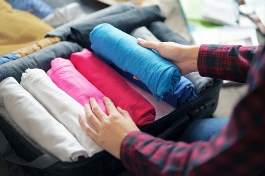 Sử dụng c&aacute;ch cuộn quần &aacute;o v&agrave;o vali, gi&uacute;p tối ưu diện t&iacute;ch