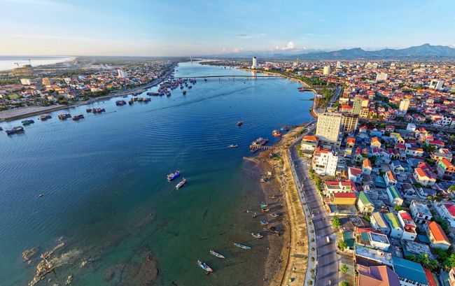 Biển Nhật Lệ nổi tiếng với làn nước trong xanh và bãi cát trắng mịn
