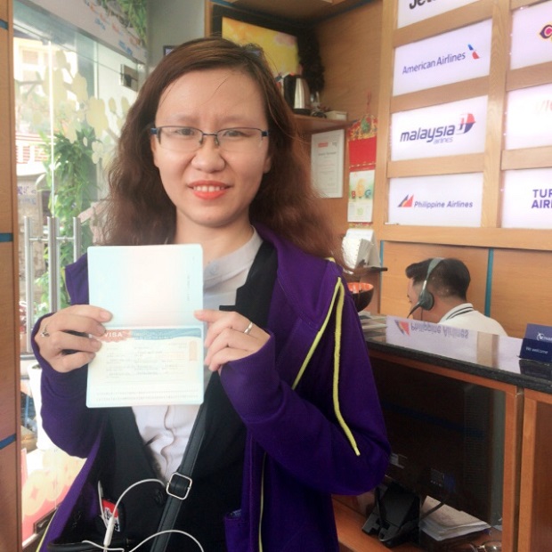 Khách hàng hào hứng nhận visa tại văn phòng Vietnam Booking Dịch vụ làm visa du lịch trọn gói