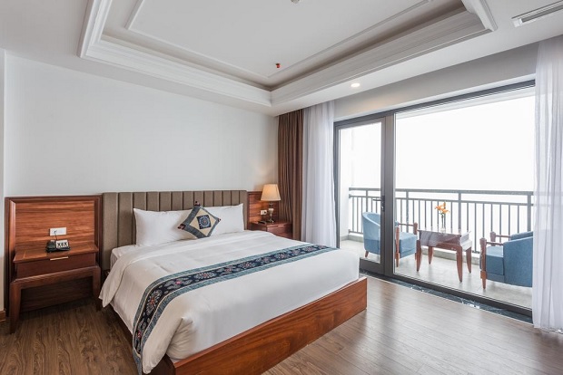 Ngắm khung cảnh núi rừng ngay tại giường