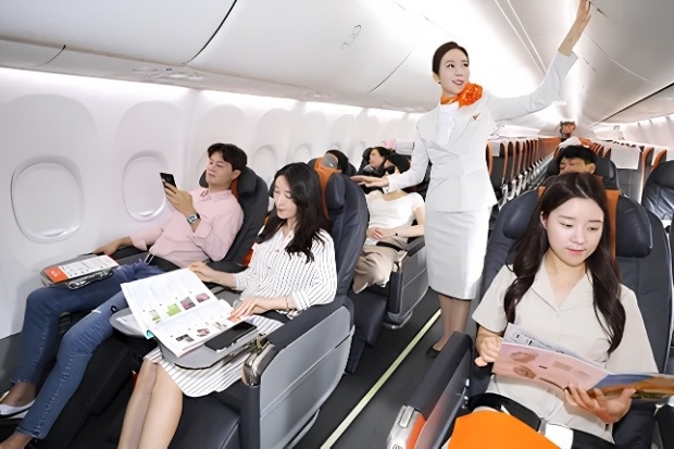 Tiếp vi&ecirc;n hỗ trợ h&agrave;nh kh&aacute;ch ổn định chỗ ngồi v&agrave; sắp xếp đồ đạc đ&uacute;ng quy định