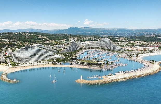 Bãi biển Baie des Anges là một trong những điểm thu hút các du khách đến Nice khám phá và du lịch Bãi biển Baie des Anges