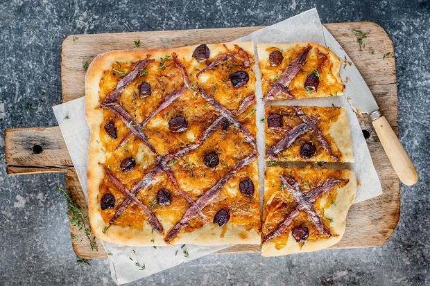 Pissaladière là món bánh nướng thơm nồng hương oliu đặc trưng và độ giòn kích thích vị giác Pissaladière