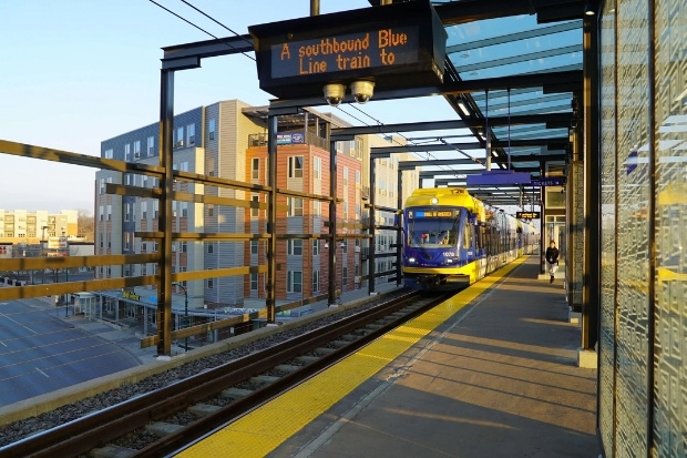 Tàu Light Rail Blue Line tiện lợi tại Minneapolis