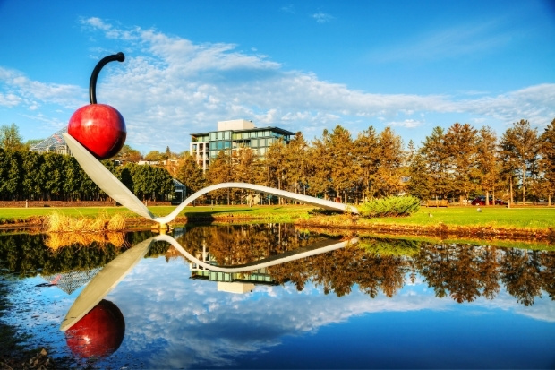 Tác phẩm nghệ thuật Spoonbridge and Cherry tại Minneapolis