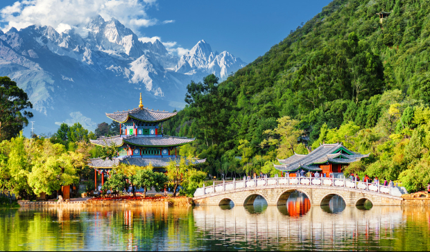 Công viên Hắc Long Đàm nằm dưới chân Ngọc Long Tuyết Sơn Công viên Hắc Long Đàm