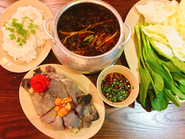 Lẩu gà đen sapa