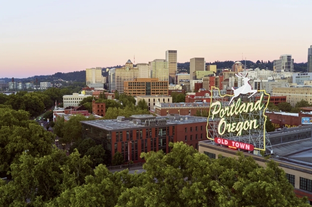 Biển hiệu White Stag Sign &ndash; biểu tượng mang t&iacute;nh biểu trưng của th&agrave;nh phố Portland, nổi bật b&ecirc;n d&ograve;ng s&ocirc;ng Willamette