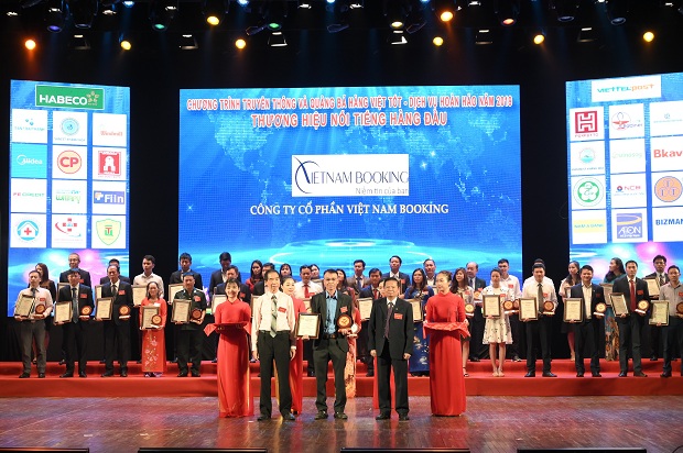 Việt Nam Booking đón nhận Cup “Top 20 thương hiệu nổi tiếng năm 2019”