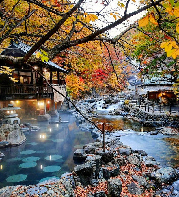 Tắm suối nước nóng ở Honshu