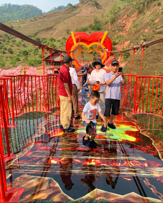 Cầu kính tình yêu