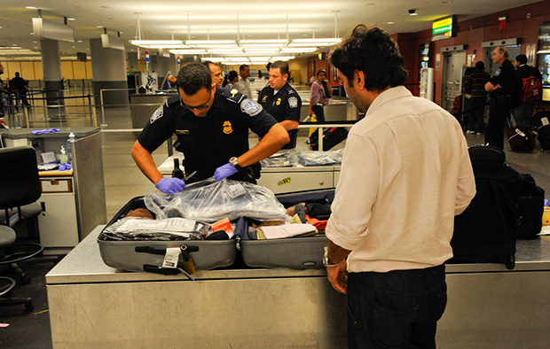 qua cổng an ninh s&acirc;n bay