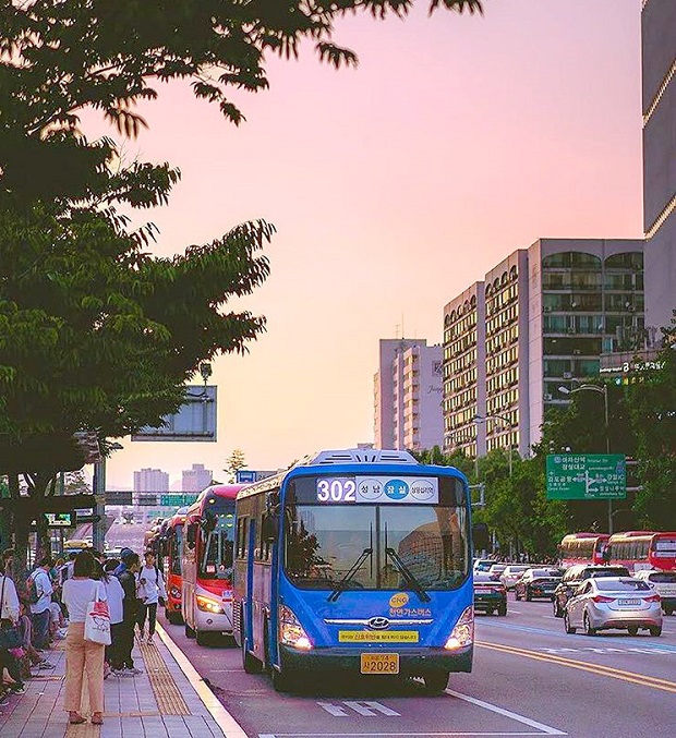 Di chuyển bằng xe bus