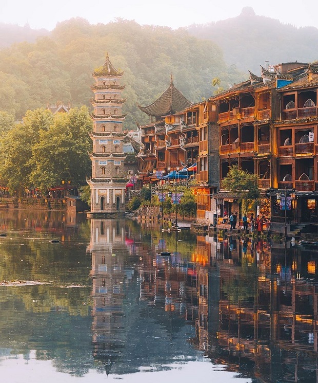 Phượng Hoàng Cổ Trấn tháng 10