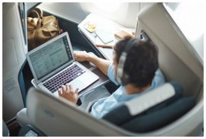 Trên máy bay có wifi không? Lướt web có nhanh không?