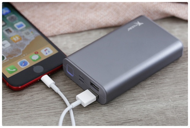 mang sạc dự ph&ograve;ng l&ecirc;n m&aacute;y bay