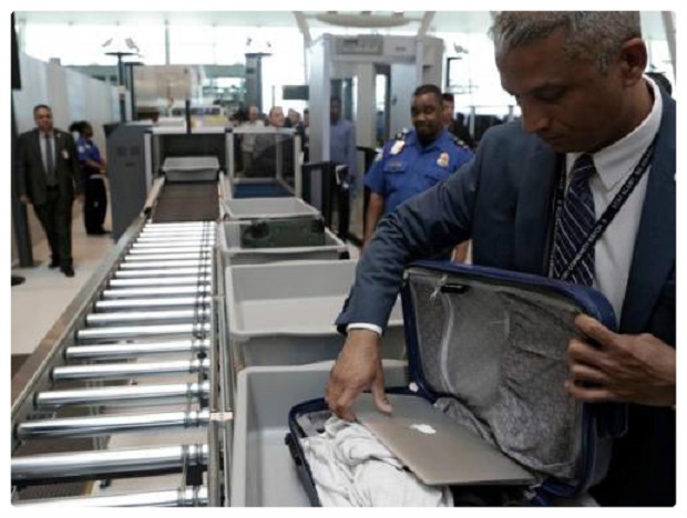 mang thiết bị điện tử l&ecirc;n m&aacute;y bay