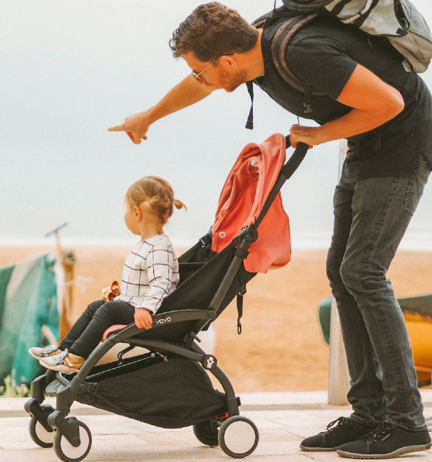 Mang xe đẩy trẻ em l&ecirc;n m&aacute;y bay