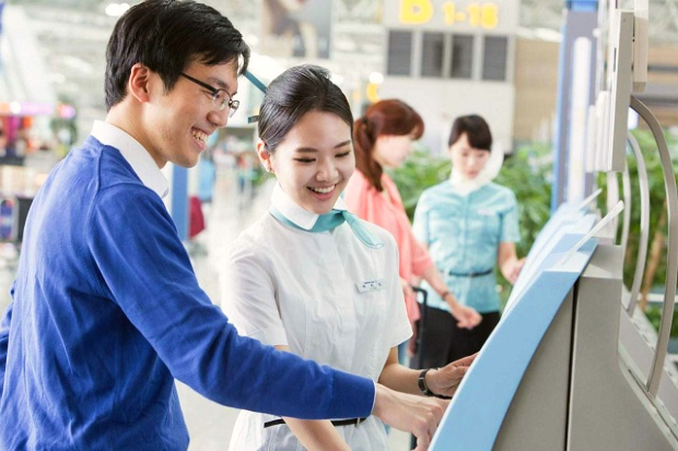 Hành khách được hướng dẫn làm thủ tục và ký gửi hành lý hạng thương gia check in hạng thương gia Korean Air