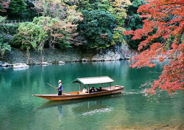Chèo thuyền trên sông Hozu.  Dòng sông