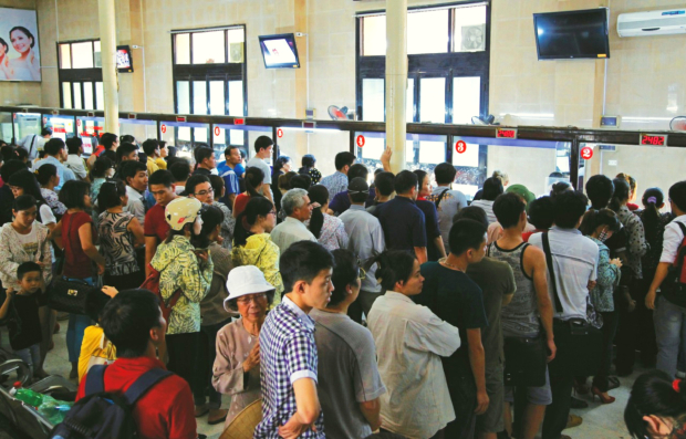 chật vật mua v&eacute; t&agrave;u Tết