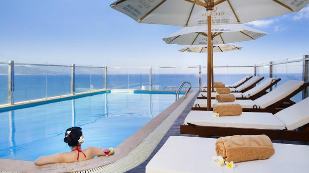 View hồ bơi Kh&aacute;ch sạn 3 sao đường Trần Ph&uacute;&nbsp;Regalia Nha Trang