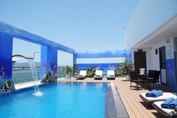 View hồ bơi an l&agrave;nh tại Kh&aacute;ch sạn 4 sao Nha Trang Trần Ph&uacute;