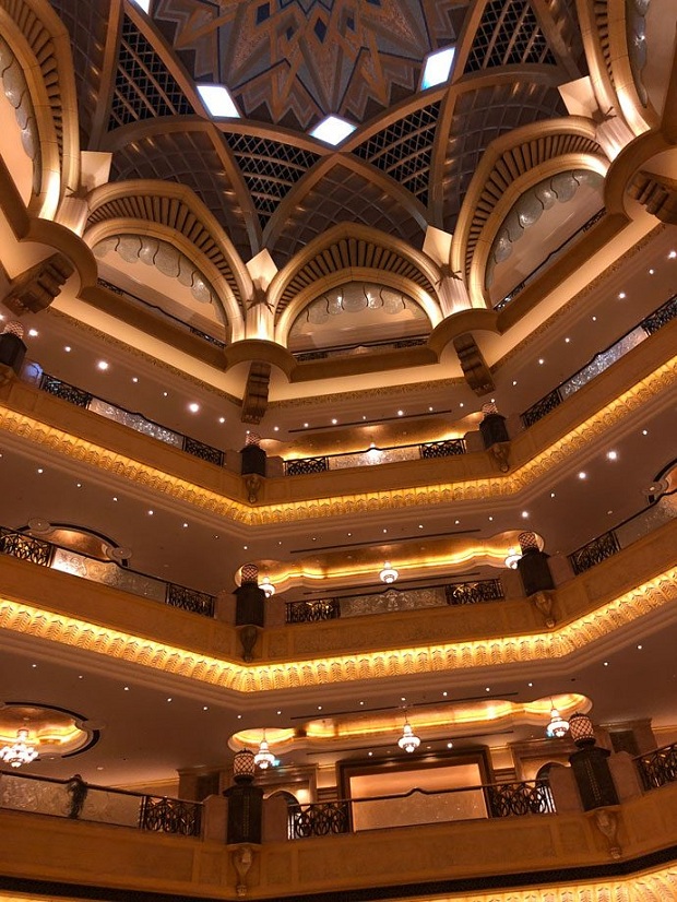 Trần nhà được dát vàng tại khách sạn 8 sao dubai