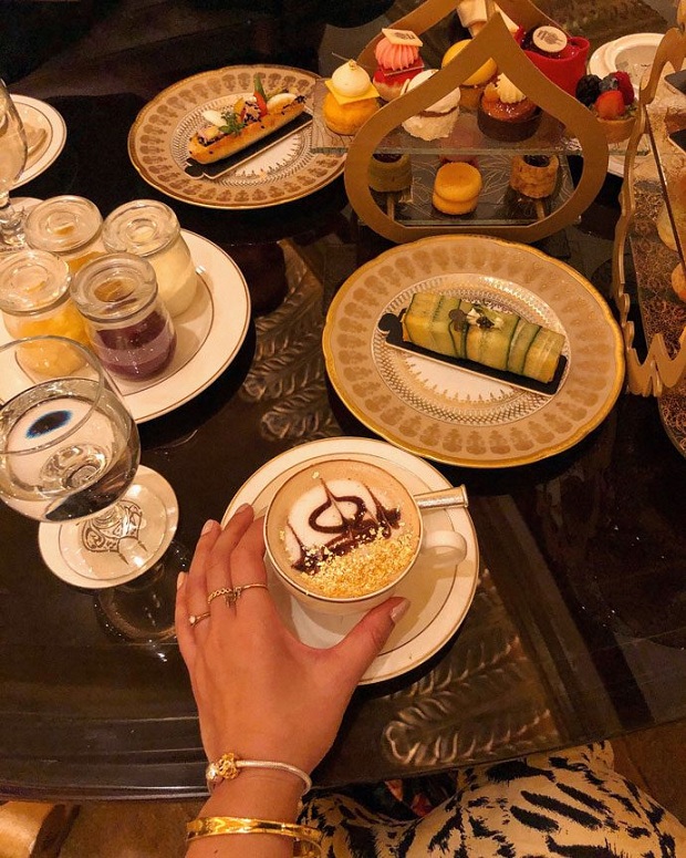 Trà chiều phòng hoàng gia khách sạn 8 sao Dubai