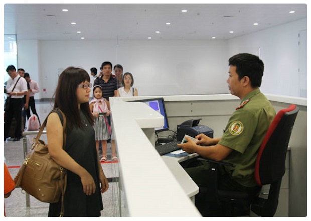 làm thủ tục xuất cảnh tại sân bay nội bài