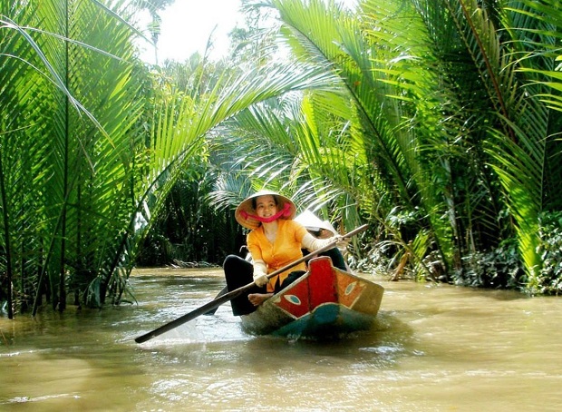 Dạo thuyền len lỏi qua kênh rạch miền Tây