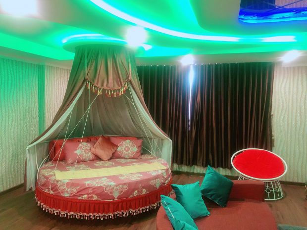 IBoss Hotel có ghế tình yêu trung sơn