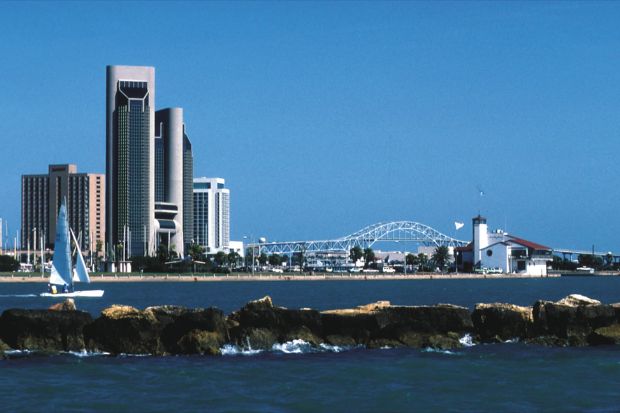 Trung t&acirc;m Corpus Christi với đường bờ biển v&agrave; skyline th&agrave;nh phố nổi bật b&ecirc;n vịnh