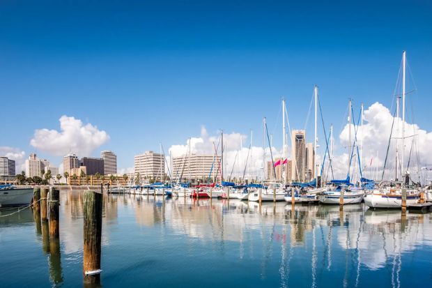 Corpus Christi Marina với những chiếc thuyền neo đậu b&ecirc;n bờ vịnh