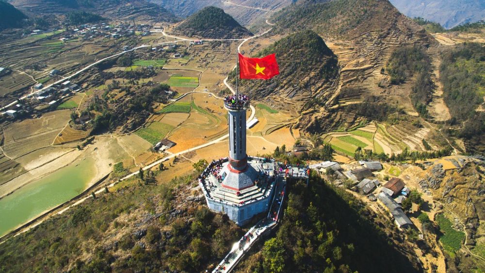 du-lich-ha-giang-4 Cột cờ Lũng Cú nơi cực Bắc tổ quốc.