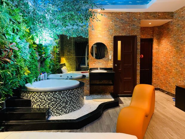 Khách sạn có ghế tình yêu Lotus Hotel