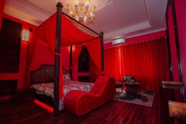 Phòng khách sạn với màu đỏ toát lên sự ma mị, lãng mạn