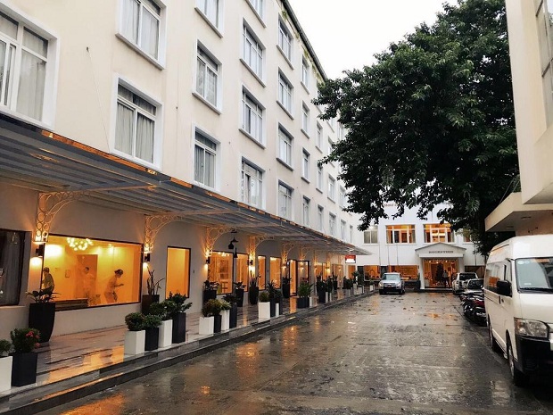 Kh&ocirc;ng gian b&ecirc;n ngo&agrave;i kh&aacute;ch sạn Đ&agrave; Nẵng đường Đống Đa