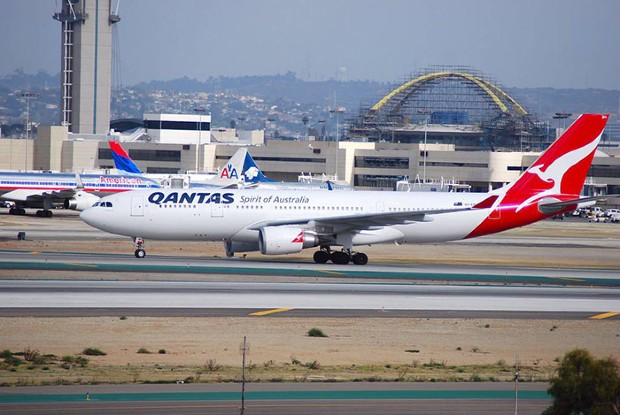 đổi vé máy bay Qantas Airways
