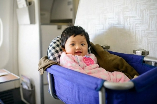 Dịch vụ n&ocirc;i em b&eacute; tiện lợi tr&ecirc;n khoang cabin tu&acirc;n thủ quy định h&agrave;nh l&yacute; Etihad Airways 