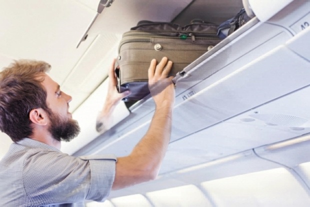 Kiểm tra k&iacute;ch thước vali x&aacute;ch tay khi mua v&eacute; m&aacute;y bay