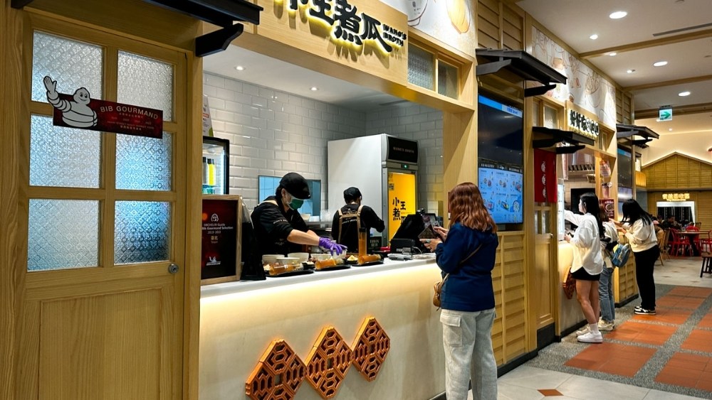 Khu ẩm thực v&agrave; mua sắm tại s&acirc;n bay quốc tế Đ&agrave;o Vi&ecirc;n