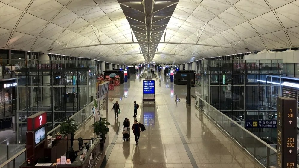 H&agrave;nh lang kết nối terminal s&acirc;n bay quốc tế Hong Kong 
