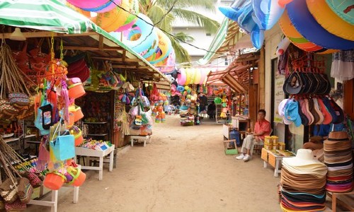 Khu mua sắm ở bãi biển trắng ve may bay da nang di caticlan gia re