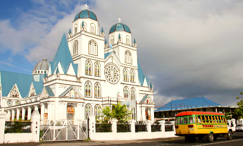 Kiến trúc cổ kính từ nhà thờ, bảo tàng là điểm tham quan được du khách yêu thích ở Apia mua vé máy bay đi Apia