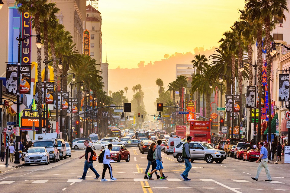 h&agrave;nh phố Los Angeles thu h&uacute;t du kh&aacute;ch bởi kh&iacute; hậu &ocirc;n h&ograve;a, cảnh quan đa dạng v&agrave; nhiều địa danh biểu tượng nổi tiếng thế giới