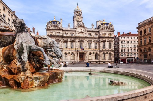 V&eacute; m&aacute;y bay đi Lyon